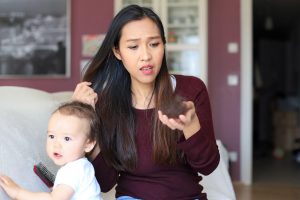 4 Effective Ways All Mums Can Manage Postpartum Hair Loss (1)