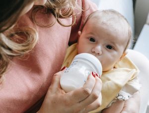 Breastfeeding-VS.-Formula-Feeding-What-Should-I-Do--(1)